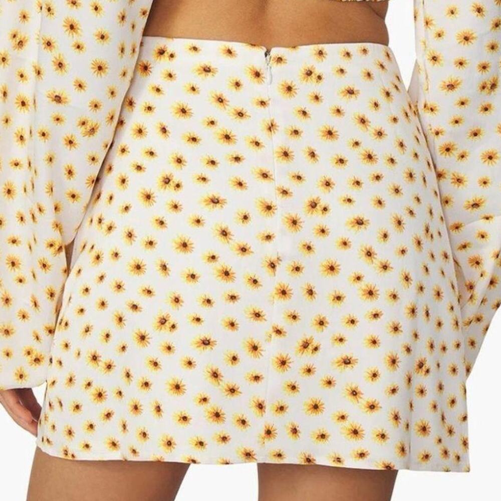 NWT WeWoreWhat 90s Style Yellow Ditsy Daisies Floral Mini Satin Slip Skirt M - Picture 2 of 14